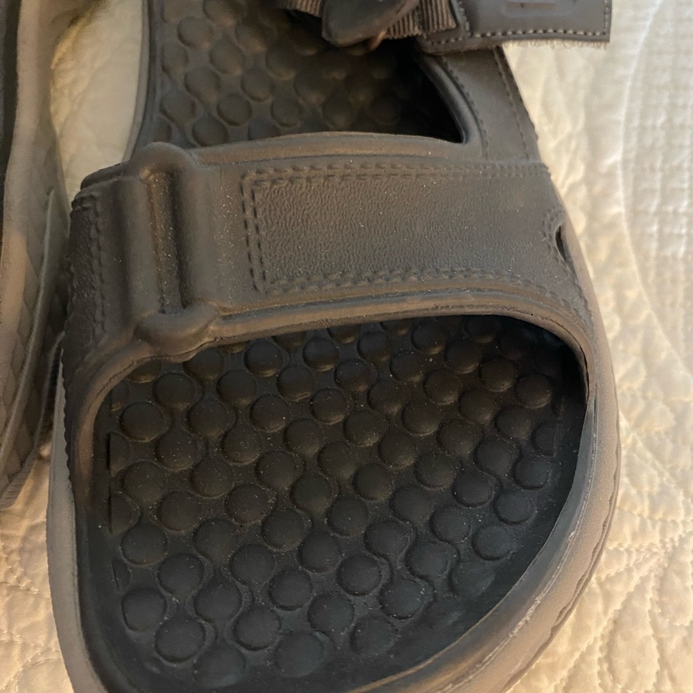 Men's Gray Skechers Sandals Size 13
Lots of Cushion and Comfort. NWOT - Picture 4 of 8
